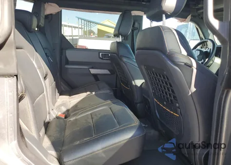 2022 Ford Bronco Base z USA, uszkodzony, nr VIN 1FMEE5DH0NLB07684